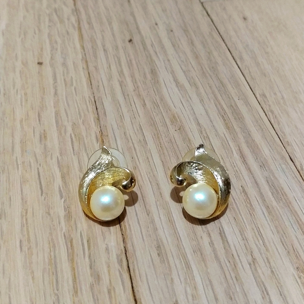 Pearl and gold tone earrings
